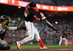 SF Giants’ Fitzgerald loses both torpedo bats on back-to-back singles at Petco Park